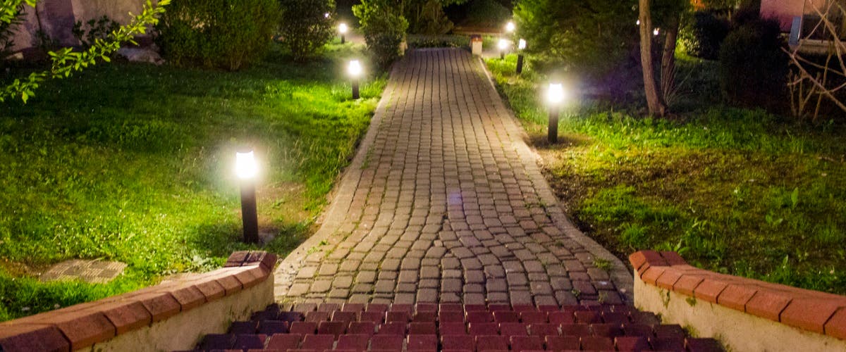 outdoor-garden-path-lighting